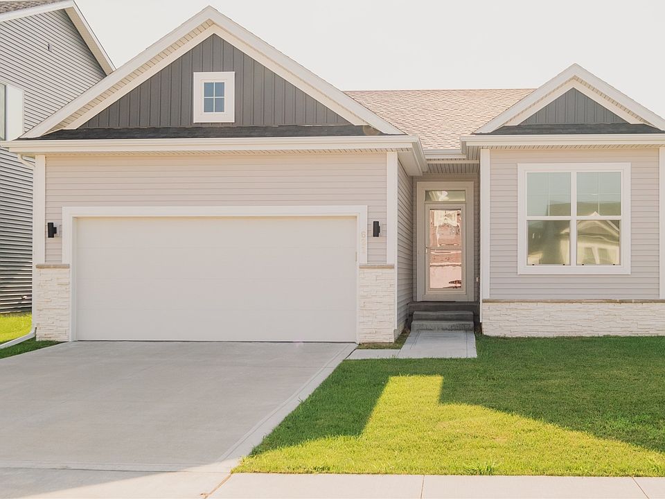 1st image of 621 NE Hunter Dr