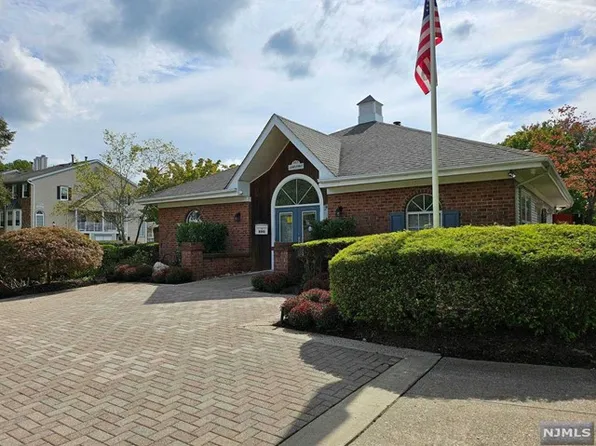 907 Tuliptree Ct, Mahwah, NJ 07430