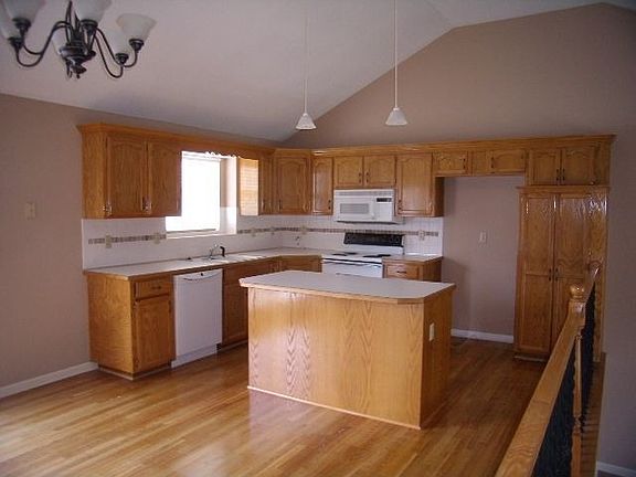 4th image of 348 NE Dreamweaver Ave