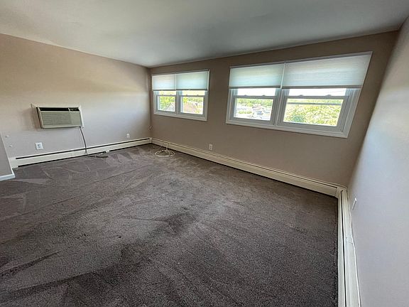4th image of 2-83 Seneca Ave #2