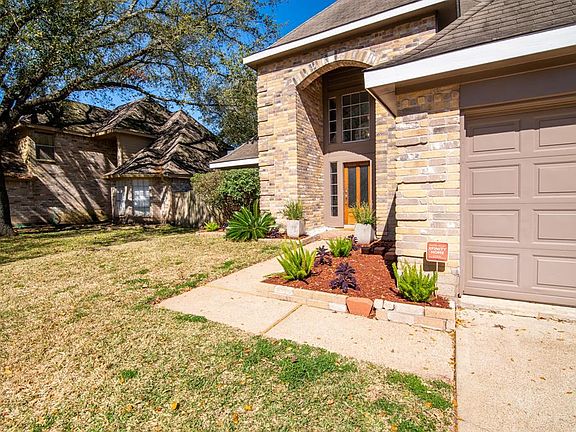 Another front view, and don't forget there is also a POOL!!!!