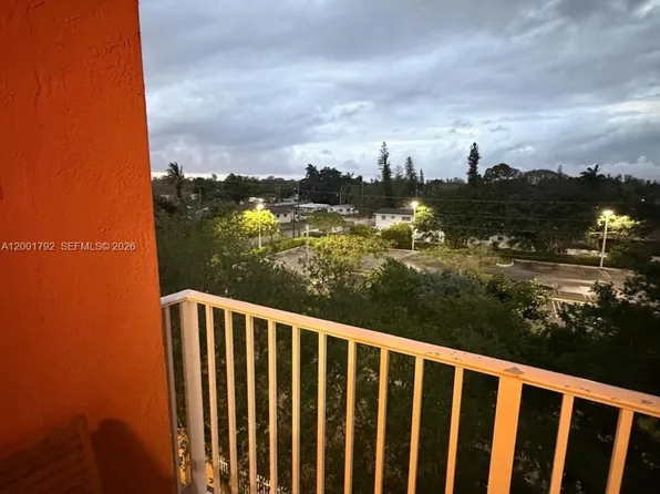 1300 NE 109th St APT 404, Miami, FL 33161