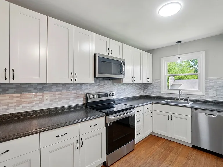 2413 Hoffman St — Photo 14