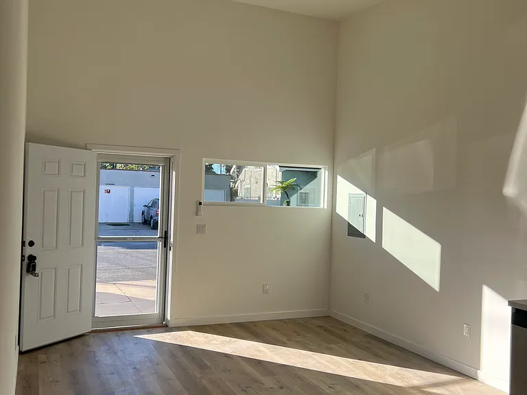 304 S Inglewood Ave #B — Photo 1