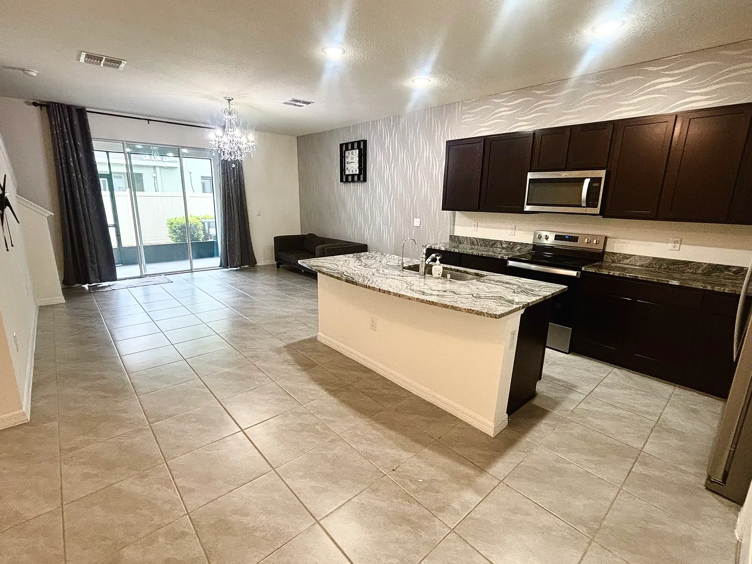 3 bed, 2.5 bath, 1673 sqft, $2,300 — Photo 4