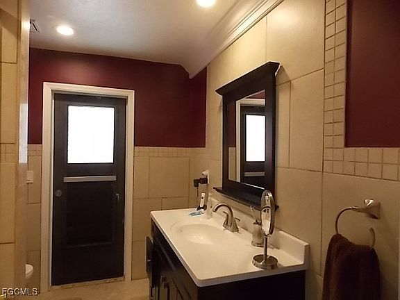 4th image of 854 SE 41st St
