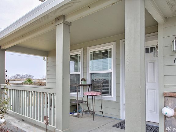 3rd image of 608 S Bayside St