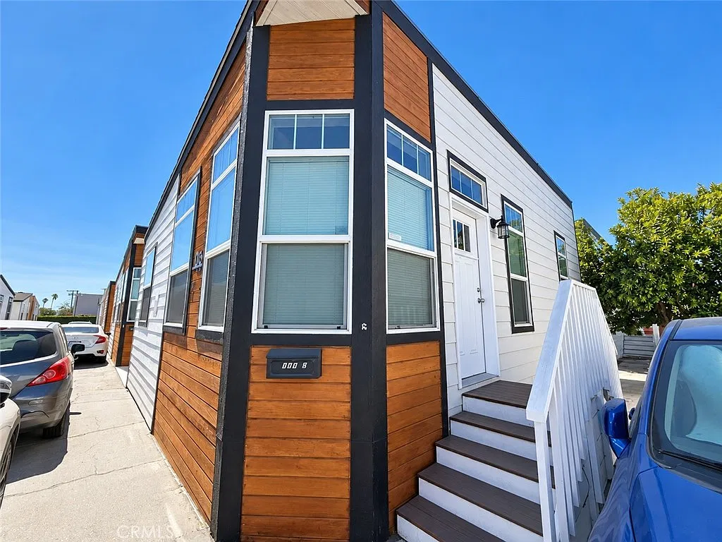2 bed, 660 sqft, $2,200 — Photo 1