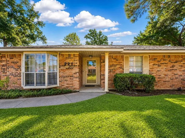 221 Maple St, Highlands, TX 77562