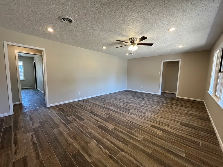 4912 17th Pl — Photo 3