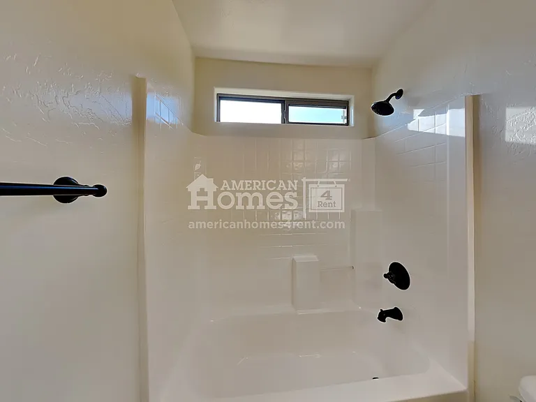 17238 W Maui Ln — Photo 19