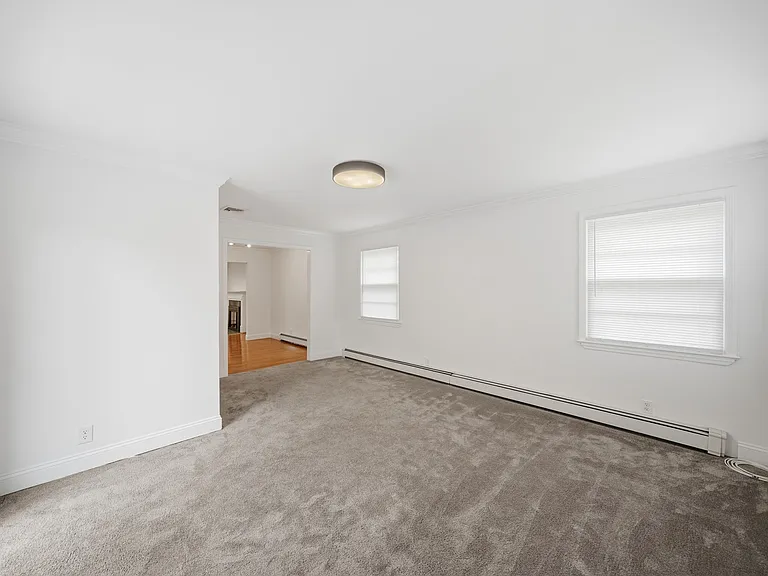 10 Lloyd Ave — Photo 17