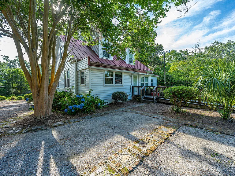 685 Folly Rd — Photo 2