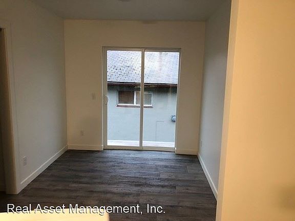 3rd image of 305 W McLoughlin Blvd APT 1