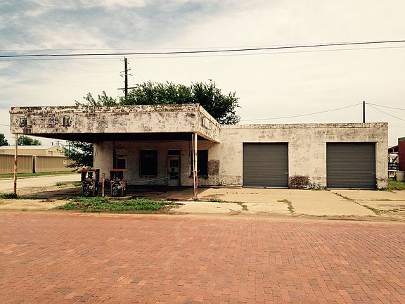 4th image of 124 N Avenue C