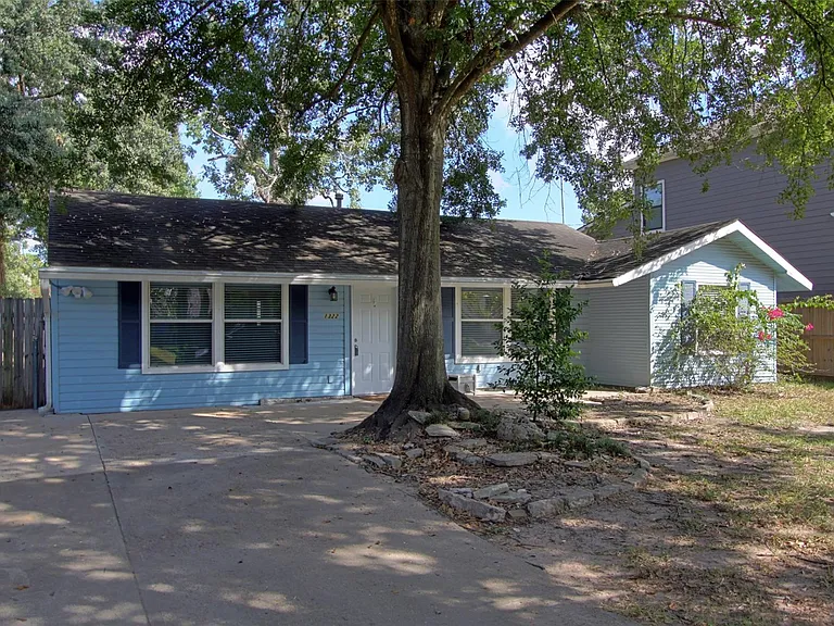 1322 Curtin St — Photo 6