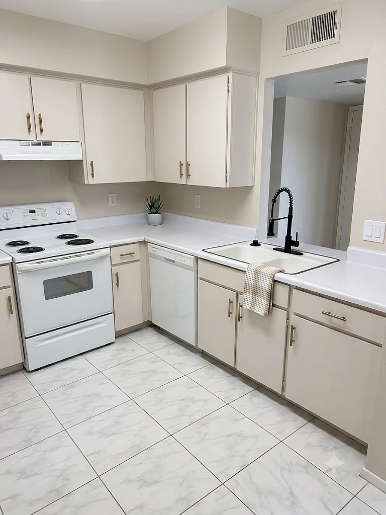 3 bed, 1256 sqft, $1,710 — Photo 2
