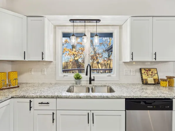242 Cimarron Rd, Apple Valley, MN 55124