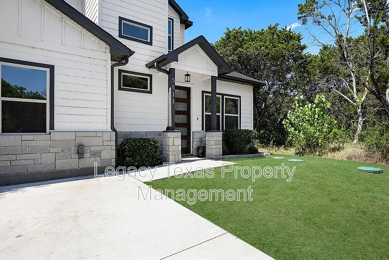 3 bed, 2.5 bath, 1569 sqft, $2,200 — Photo 3