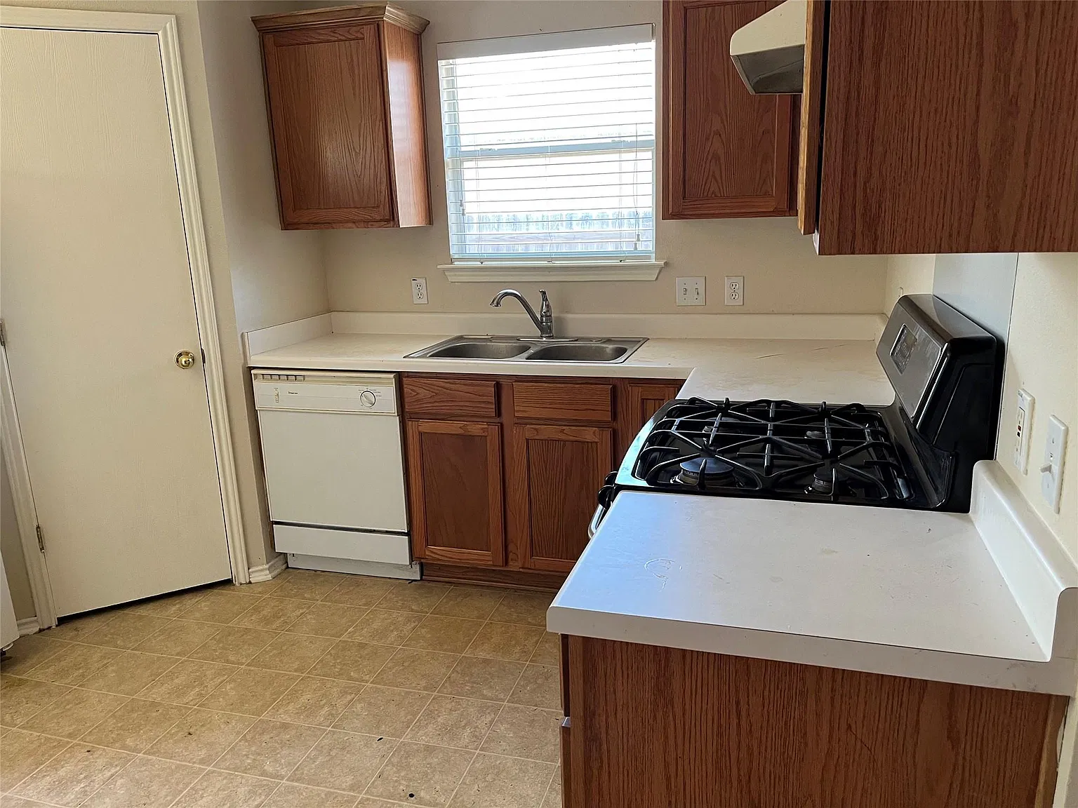 2 bed, 2.0 bath, 1252 sqft, $1,595 — Photo 2