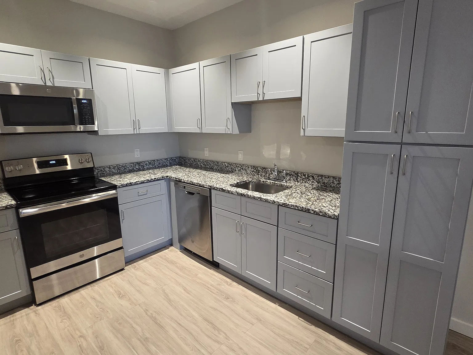 1 bed, 602 sqft, $2,400 — Photo 4