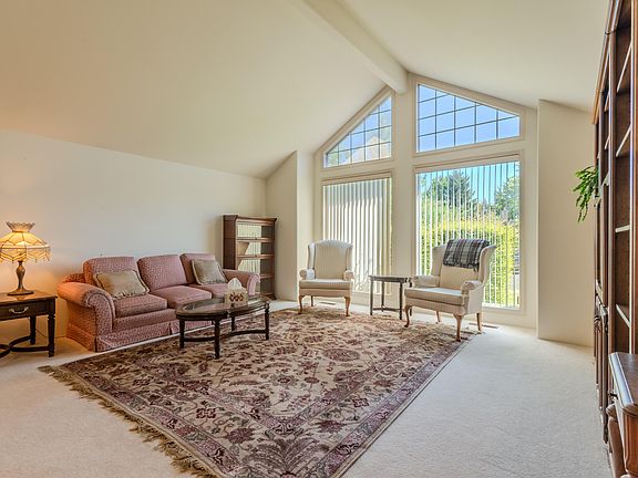 4th image of 1829 Garden Dr