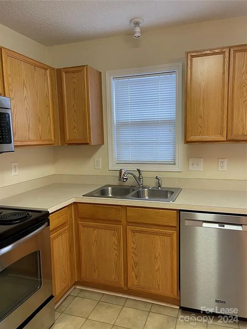 Charming 2 Bedroom Townhouse with Included Lawncare — Photo 2