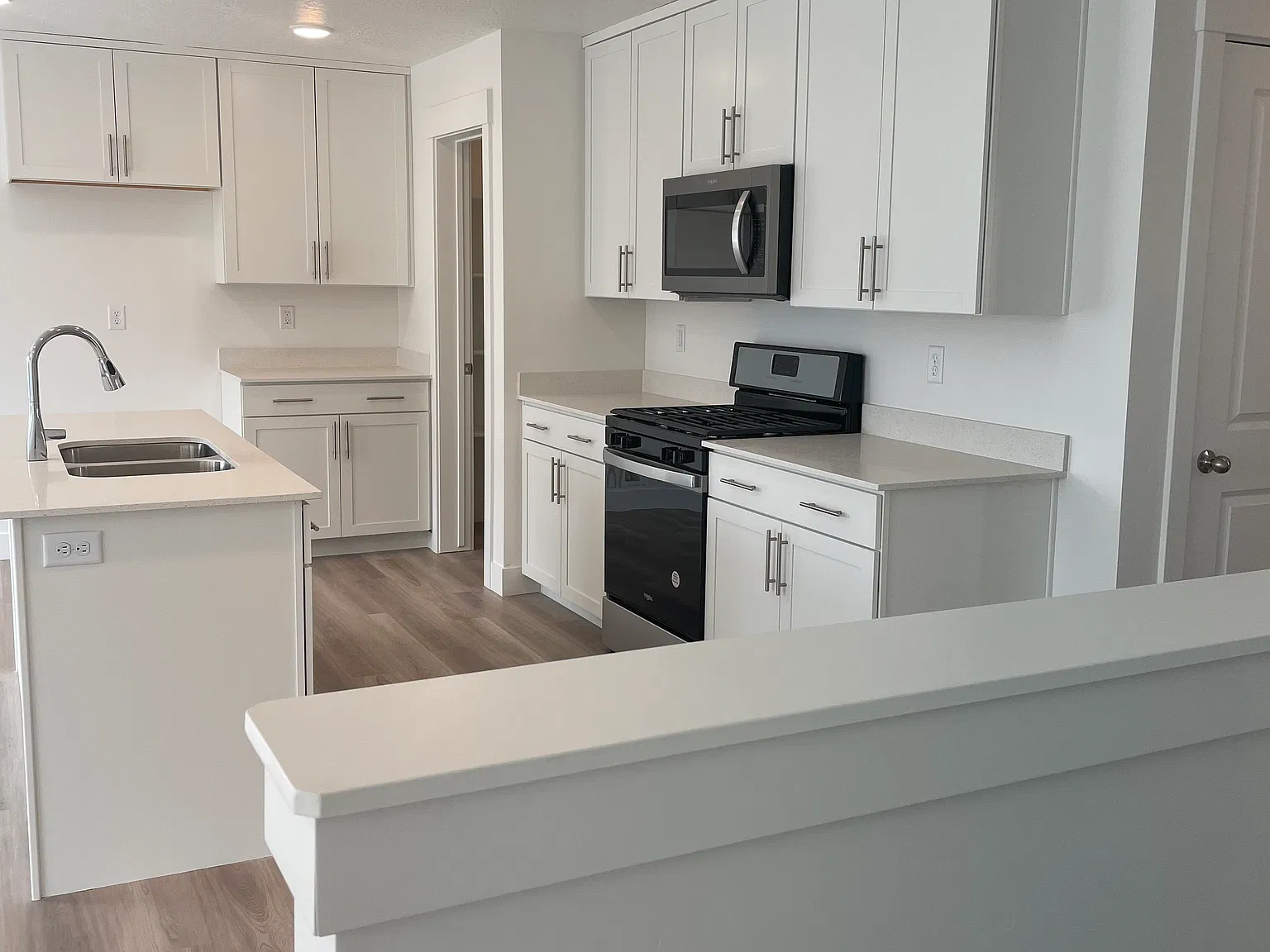 3 bed, 2.5 bath, 1642 sqft, $2,200 — Photo 2