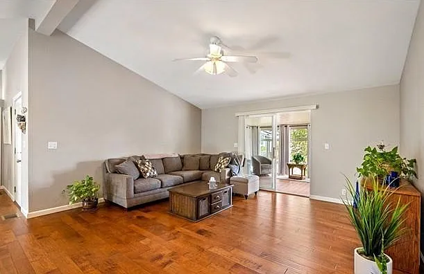 3 bed, 1351 sqft, $3,300 — Photo 2