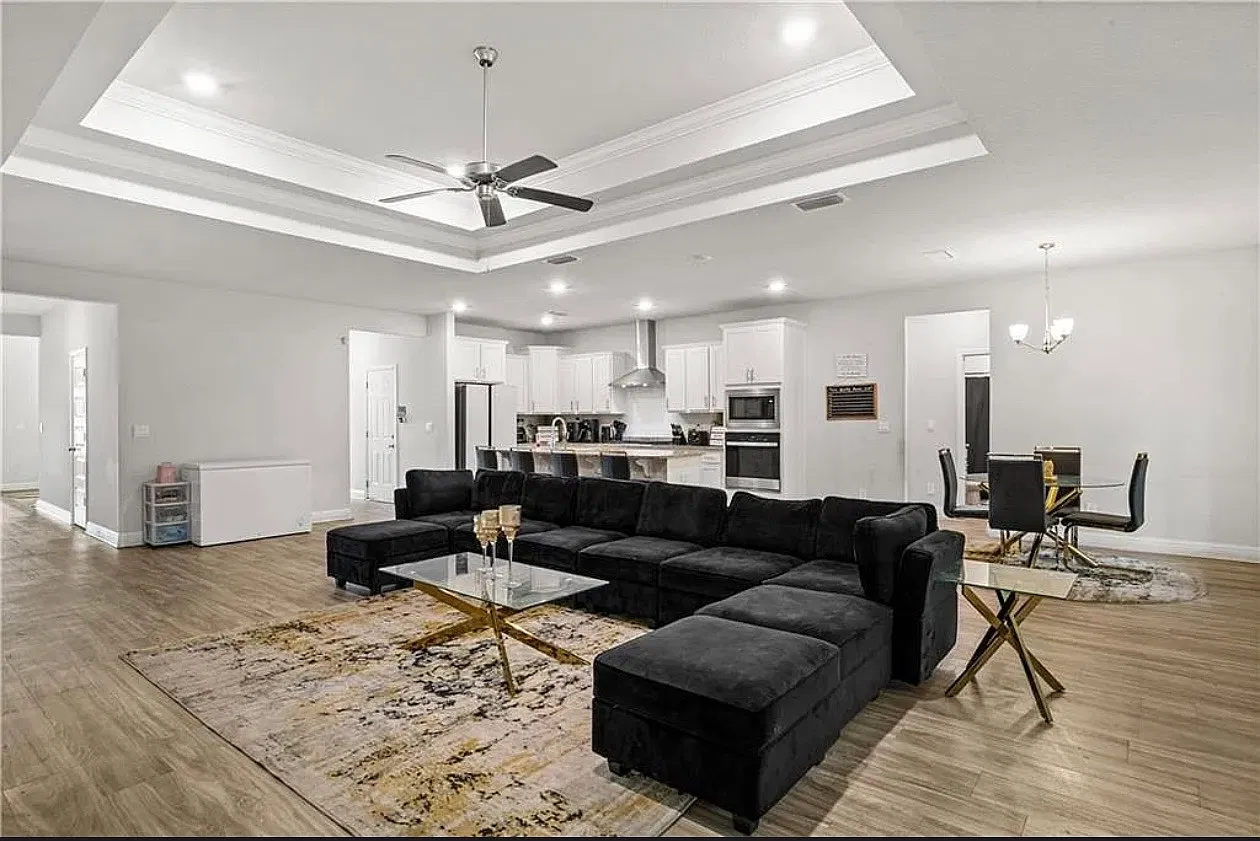 5 bed, 3299 sqft, $3,500 — Photo 4