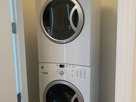 Washer/dryer included