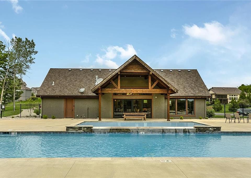 2nd image of 4905 NW Ridgewood Ct