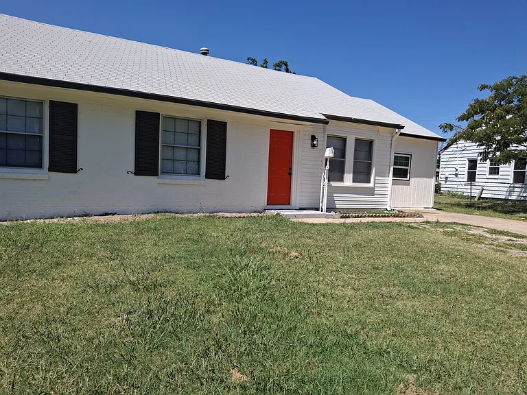 2414 NW 30th St — Photo 2