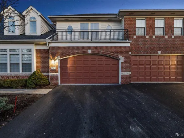7265 Gateway Dr, West Bloomfield, MI 48322
