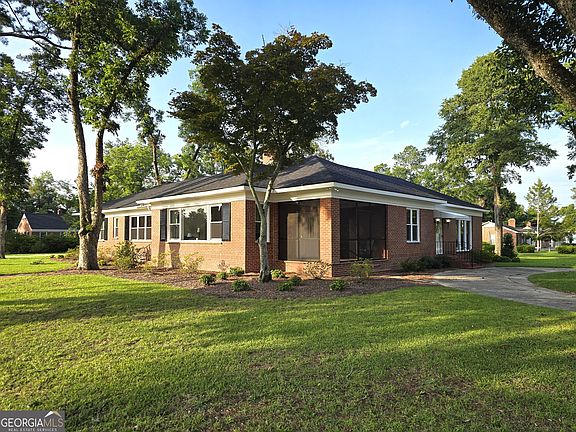 3rd image of 834 Academy Dr