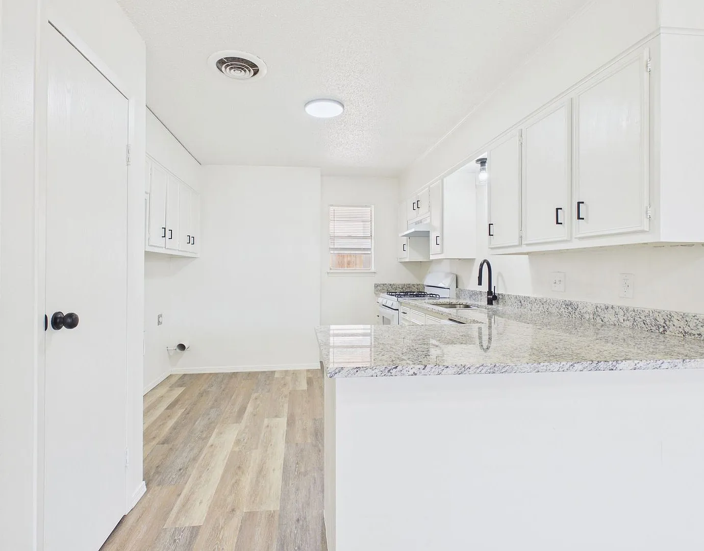 Adorable 2 bedroom 1 bath close to hospitals! — Photo 4
