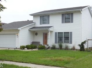 2820 Rocksbury Dr, Bloomington, IL 61705