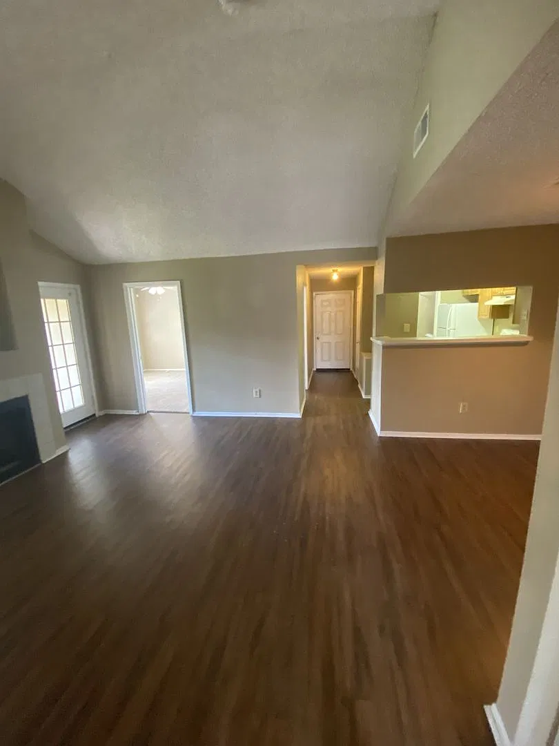 2 Bed 2 Bath Move In Now!! Top Floor $1,400 Per Month — Photo 3