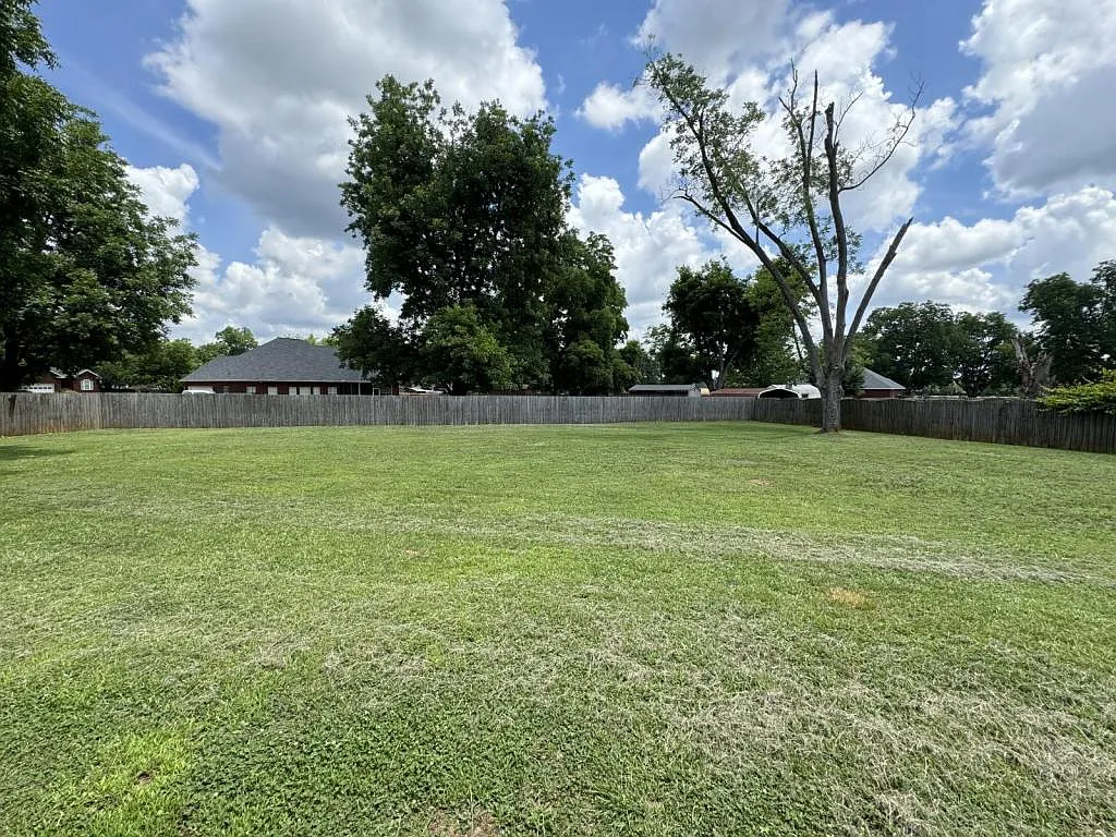 204 Mahan Dr — Photo 3