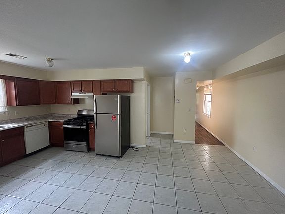 3rd image of 30 Elm Ct #2