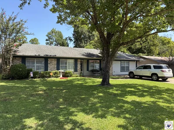 910 Japonica Dr, Wake Village, TX 75501