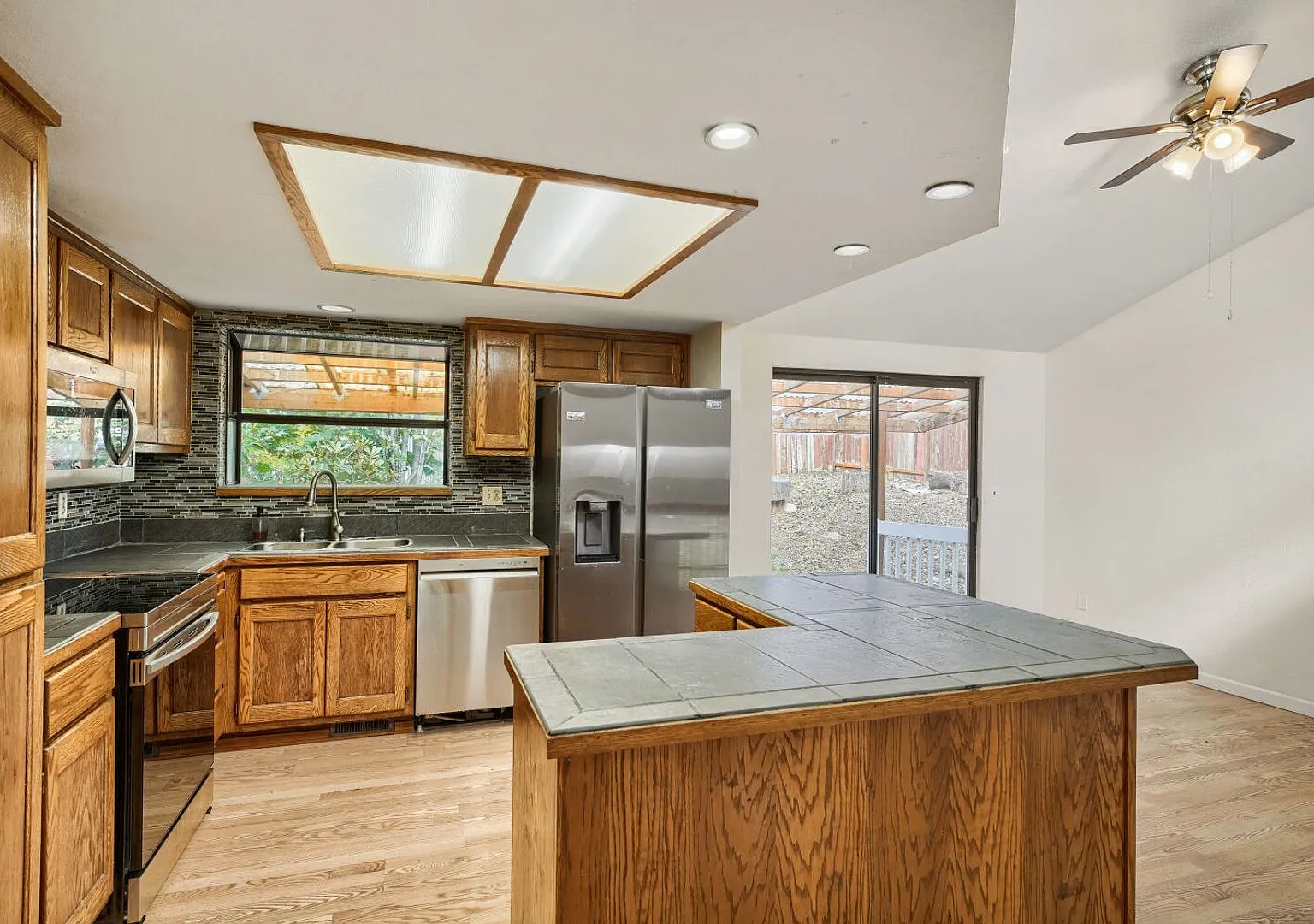 3-bed/2.5-bath Tri-Level Home on Lea Hill! — Photo 4