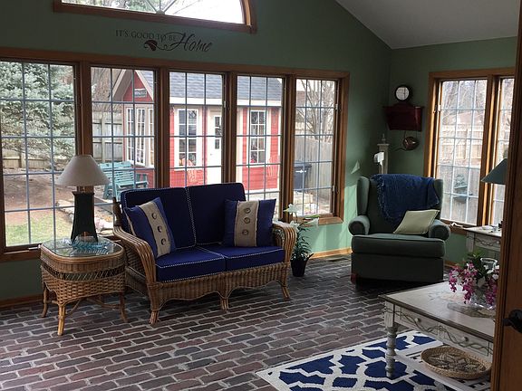 Sunroom w/ vaulted ceiling 