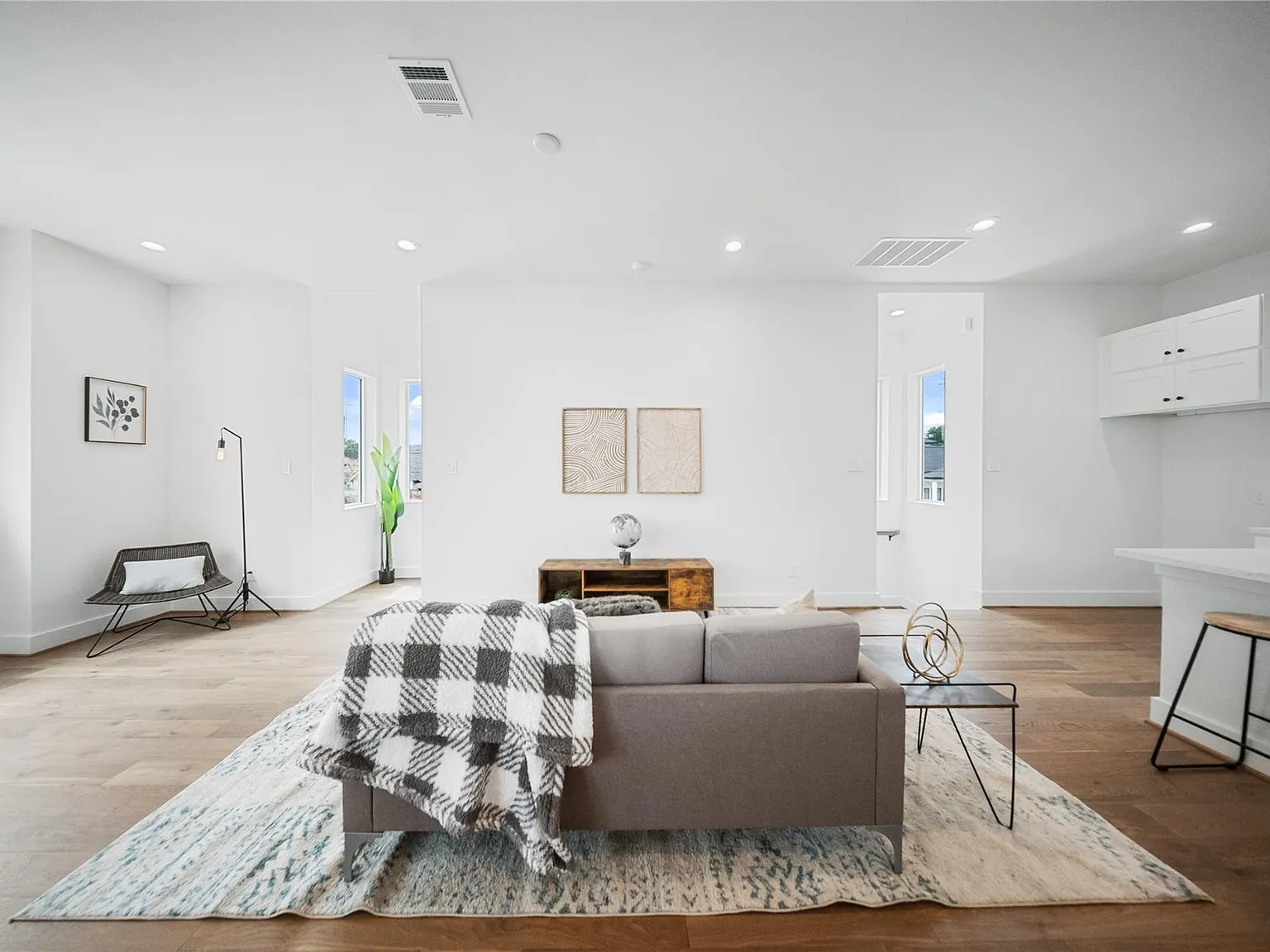3 bed, 3.5 bath, 2053 sqft, $2,900 — Photo 3