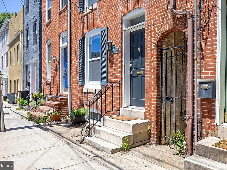 206 E Cross St — Photo 2