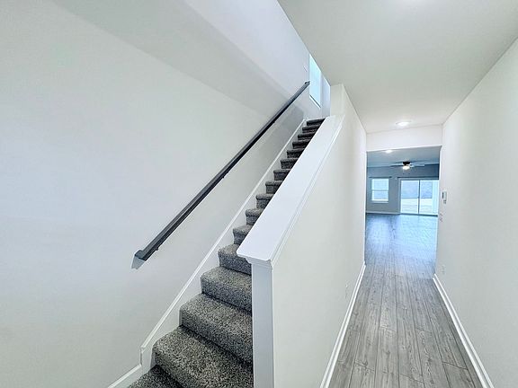 3rd image of 220 Coulter Ct