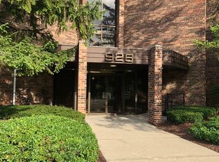 925 Spring Hill Dr APT 103, Northbrook, IL 60062