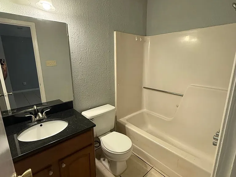 2010-2012 Helm Dr — Photo 4