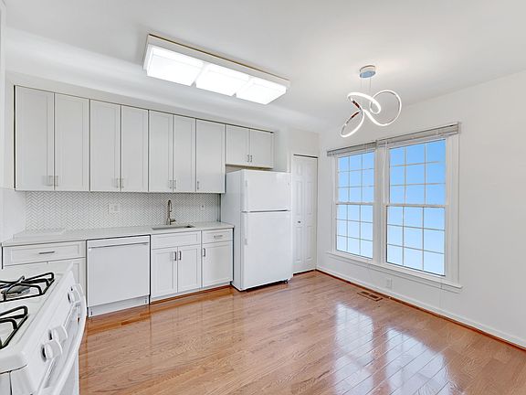 Stunning new table-space front facing kitchen with new white 42" cabinets, new tile backsplash& quartz counters!