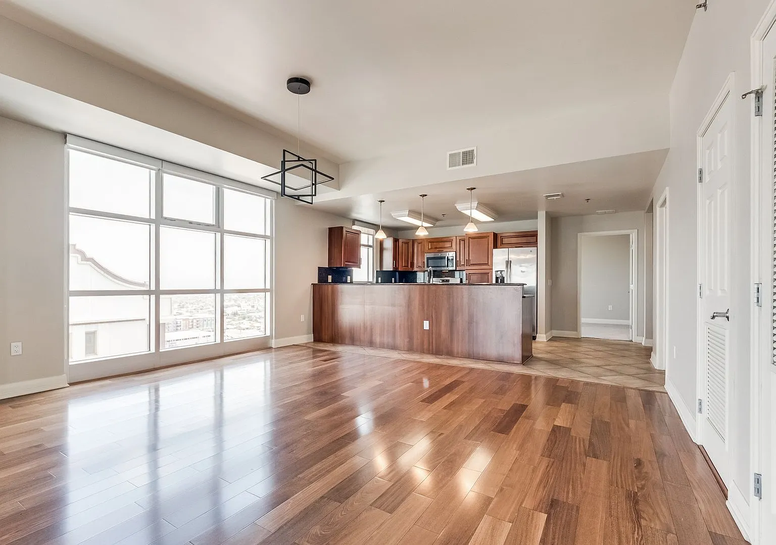 Spacious 3bd/2.5ba residence with City & Mountain Views — Photo 3